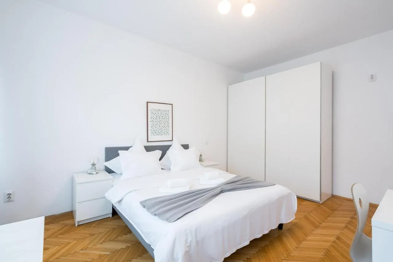 Aonia 2Bdr Apartment - P-Ta Romana View Bucharest