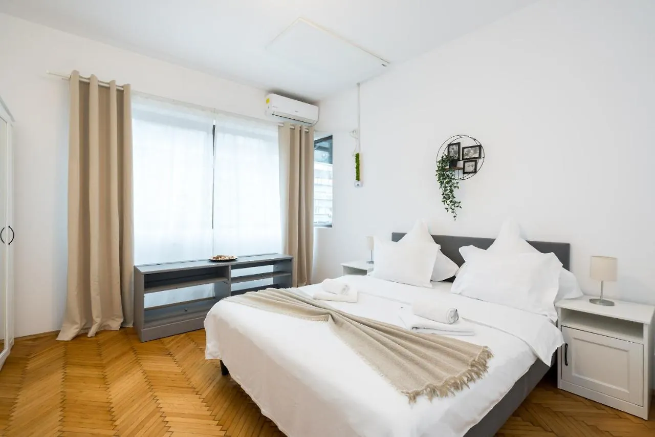 Aonia 2Bdr Apartment - P-Ta Romana View Bucharest