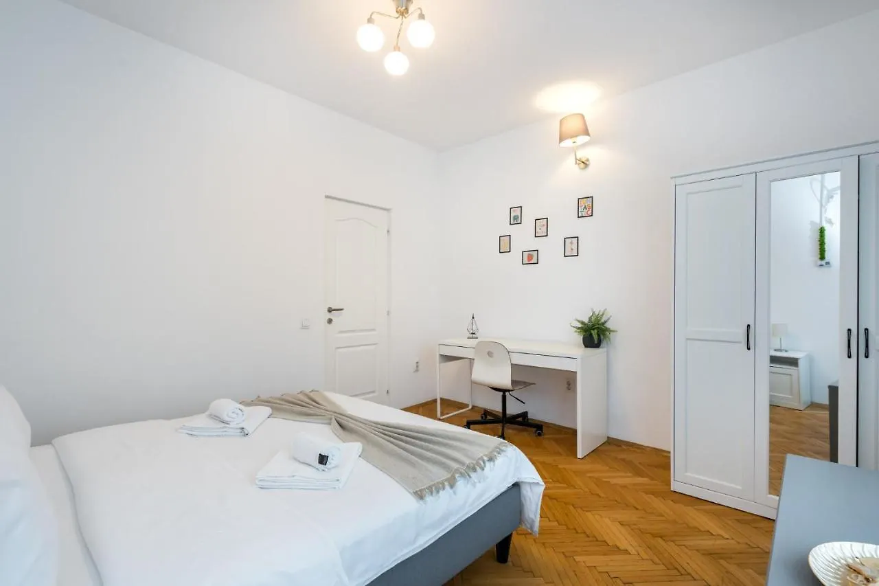 Aonia 2Bdr Apartment - P-Ta Romana View Bucharest 0*,