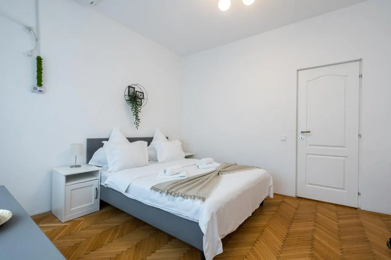 Aonia 2Bdr Apartment - P-Ta Romana View Бухарест